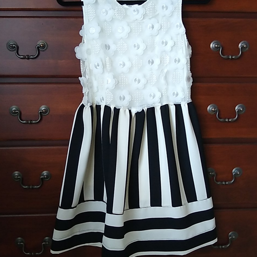 Black/white A-line dress!